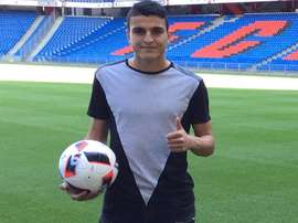 Mohamed Elyounoussi posa en su presentación como nuevo jugador del Base. FCB
