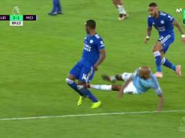Fabian Delph vio la roja directa por la entrada. Twitter/Casadelfútbol