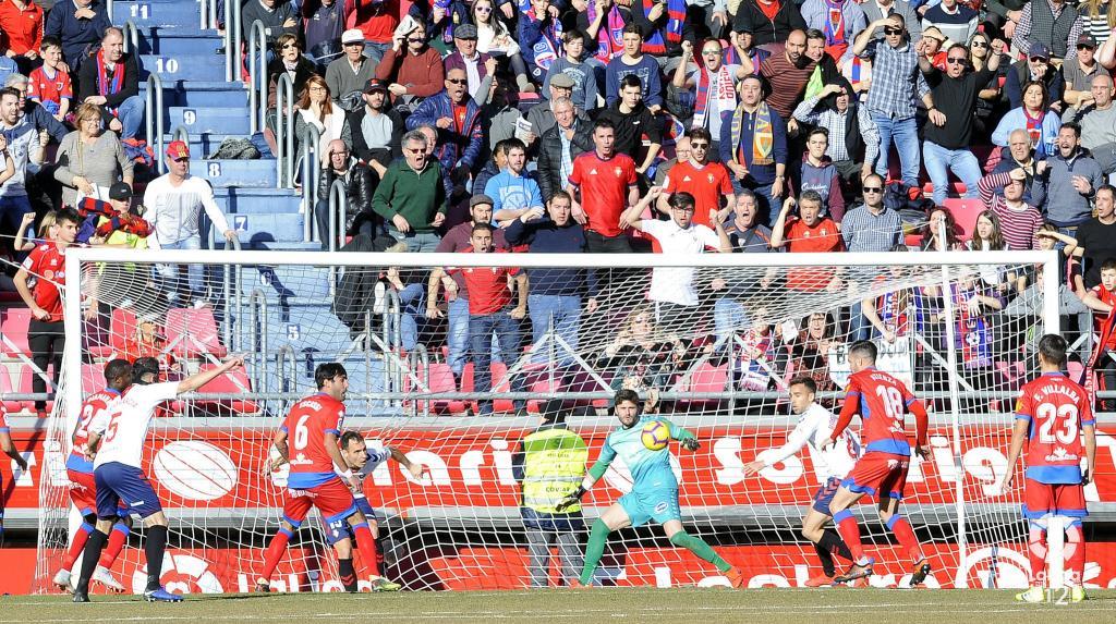 5.000 euros de multa para el hincha del Numancia que atacó el bus de Osasuna