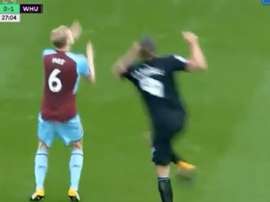 Andy Carroll expulso frente ao Burnley. Twitter