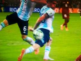 Otra mano en el área que no se pitó y el VAR ni la revisó. Captura/DAZN