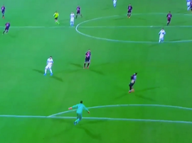 Momento en el que el despeje de Viviano da en Farias y el Cagliari anota el 1-2. Twitter/SkyCalcio