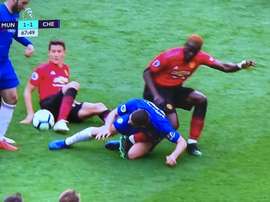 Bailly se llevó un tremendo mal rato con su lesión. Captura/MovistarLigadeCampeones