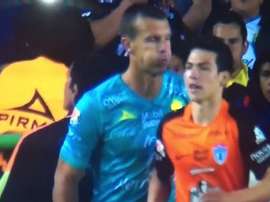 Momento en el que Novaretti escupe a Hirving Lozano. Twitter
