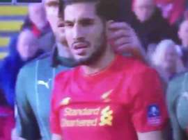 Momento en el que un defensor del Plymouth distrae al jugador del Liverpool Emre Can metiéndole un dedo en el oído. Twitter