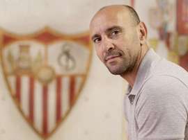 Monchi, junto al escudo del Sevilla. Twitter