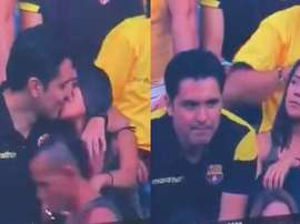 One Barcelona fan's kiss ended up being very costly. Capturas/Evelyngye