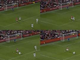 Beckham hizo el regate de Messi a Boateng. Capturas/ManchesterUnitedTV