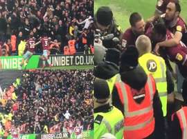 Tras ser agredido, anotó el tanto de la victoria y lo celebró ¡con la grada! Captura/SkySportsFootb
