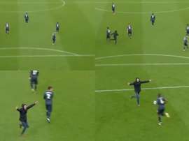 El espontáneo saltó tras el 2-0 de Aubameyang. Capturas/SkySports