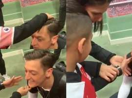 Özil a mostrar a sua faceta humana uma vez mais. Twitter/MesutOzil1088