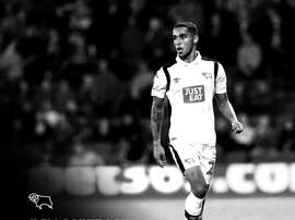 Montaje del Derby County para la renovación de Max Lowe. Derby