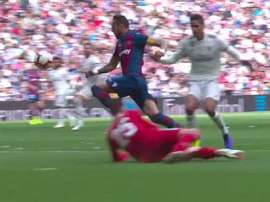 Morales aprovechó el regalo de Varane. AFP