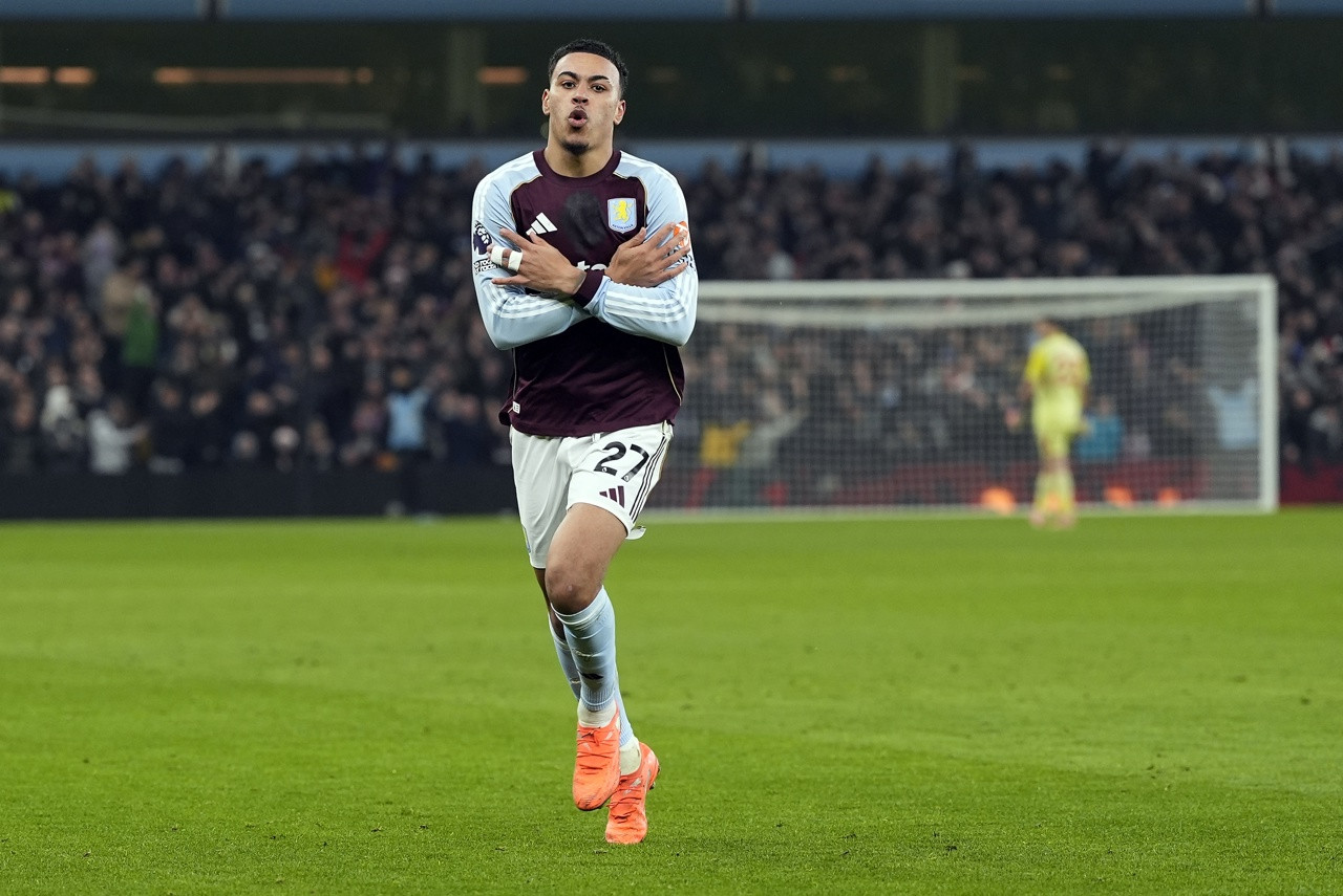 Matheus Cunha marca, mas Aston Villa vence o Manchester United