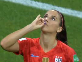 Morgan sorbió un poco de té al marcar ante Inglaterra. Captura/GOL
