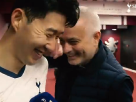 Mourinho brinca com Son. Captura/SpursOfficial