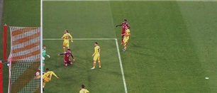 Lewandowski bailó a Piqué y Müller acercó al Barça a la Europa League con suspense
