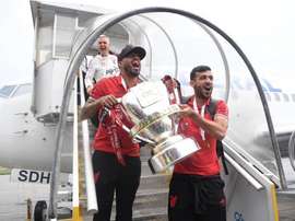 Multidão nas ruas recebe Athletico na festa do título da Copa do Brasil. Twitter @AthleticoPR