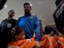Murtaza et Leo Messi avant le coup d'envoi du match amical contre Al Ahli. ESPN