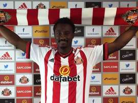 N'Doye posa vistiendo los colores del Sunderland. Twitter