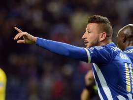 Nabil Ghilas gesticula durante un partido con el Oporto.
