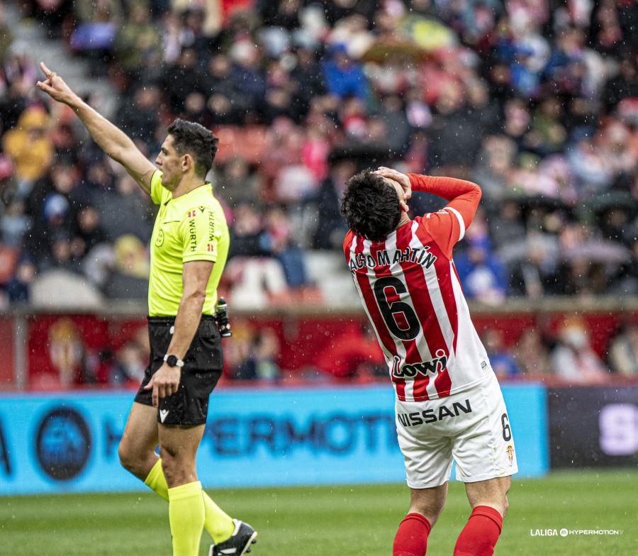 El Sporting se queja del arbitraje y ratifica a Rubén Albés