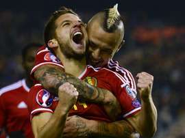 Nainggolan felicita a Dries Mertens por marcar el gol que abría el marcador de Bélgica ante Israel. UEFA