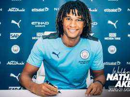 Nathan Aké signe à Manchester City. ManCity