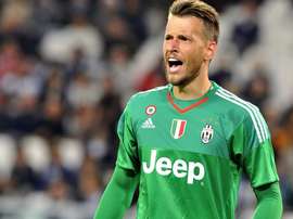 Valencia appoint Neto as their new goalkeeper. Twitter