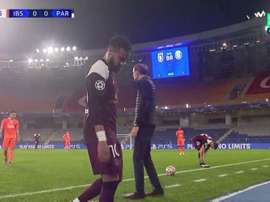 Neymar went off injured in Turkey. Screenshot/MovistarLigadeCampeones