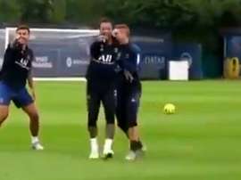 Neymar humilhou Mbappé em treinamento. Captura/PSG