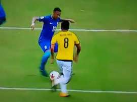 Neymar le tiró un gran caño a Aguilar en el Colombia-Brasil. Twitter