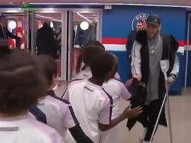 Neymar saluda todas as crianças na partida entre PSG e Bordeaux. Captura/Twitter@btsportfootball