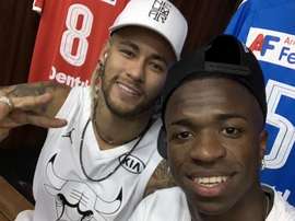 Vinicius deixou elogios ao seu compatriota Neymar. Twitter/vini11Oficial