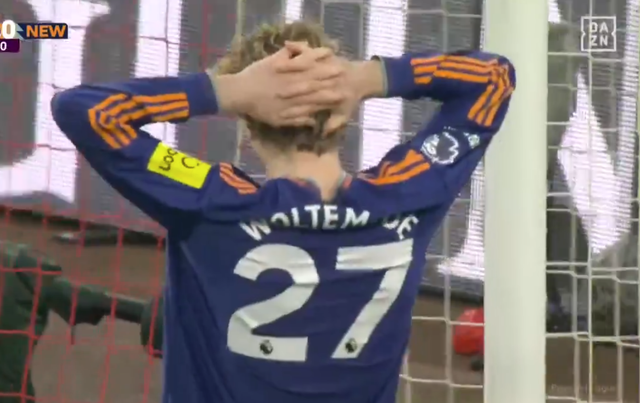 Woltemade decanta el derbi en su contra