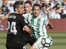 Sevilla e Betis empatam a dois. EFE