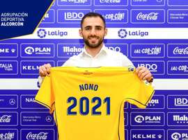 Nono posó así de feliz tras la renovación. Twitter/AD_Alcorcon