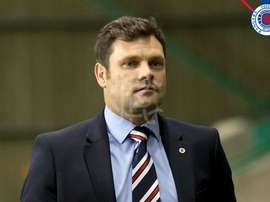 O técnico de 43 anos vai ficar mesmo no cargo de treinador do Rangers FC. Twitter/RangersFC