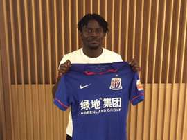 Obafemi Martins posa con la camiseta de Shanghai Shenhua, su nuevo equipo. Twitter