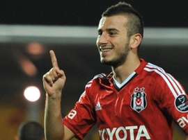 Oguzhan Ozyakup, jugador turco que defiende los colores del Besiktas. Twitter