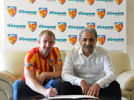 El zaguero ya luce la elástica del conjunto turco. Kayserispor