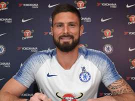 Giroud permanece por mais uma temporada. Chelsea