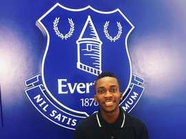 Onyekuru pose dans les bureaux d'Everton. Twitter