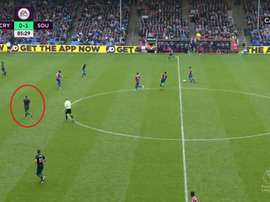 Oriol Romeu jugó ante el Crystal Palace sin nombre ni dorsal. Twitter