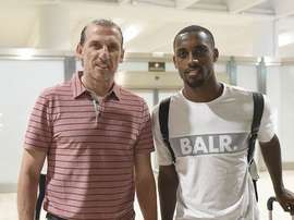 Carole ya se incorporó al trabajo con sus nuevos compañeros. Twitter/SevillaFC