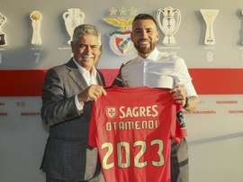 Otamendi assinou contrato com o Benfica válido até 2023. Twitter/SLBenfica