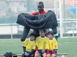 Oumar Sidibe, arropando a sus benjamines. Twitter/OumarSidibe