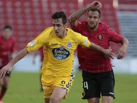Pablo Caballero (i) pelea un balón con su compatriota Lucas Aveldaño, en el Mallorca-Lugo. Twitter