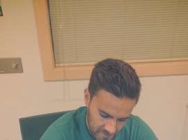 Pablo Rey, firmando su nuevo contrato con el Racing de Ferrol. RacingDeFerrol