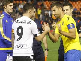 Paco Alcácer y David García, capitanes de Valencia y Las Palmas, se saludan antes del inicio del partido. Twitter